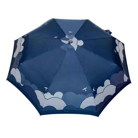 w chmurach granatowych