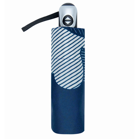 w chmurach granatowych